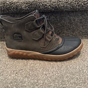 Sorel olive and black Ankle Boots